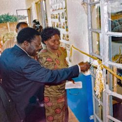 de Minister van Onderwijs en de Burgemeester van Kampala knippen het lint door, 3 sept. 2009